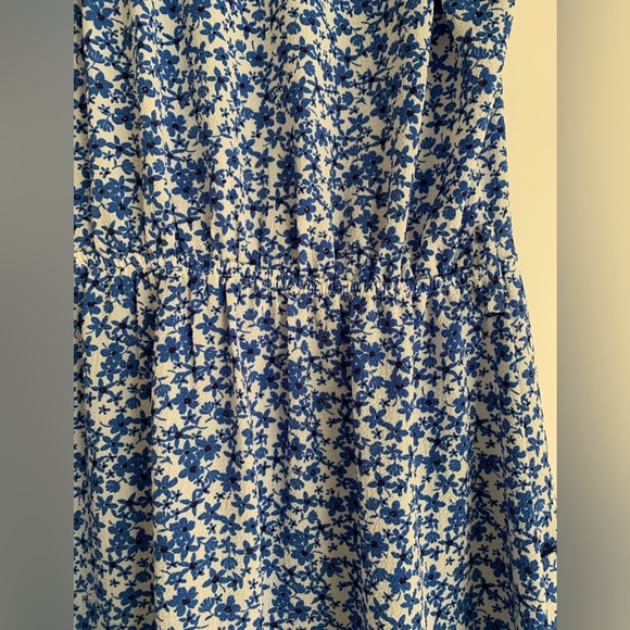 Floral dress with pockets, arrives at knee or slightly below knee. - Picture 4 of 9